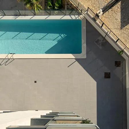 Modern Sea Front Jacuzzi Blue Sky Apartment