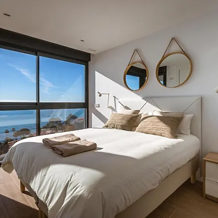 Modern Sea Front Jacuzzi Blue Sky Apartment *